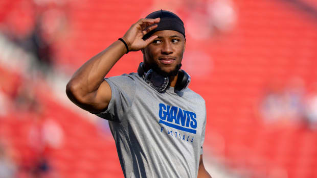Saquon Barkley in a T-shirt warming up before a game